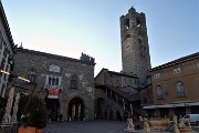 65 Piazza Vecchia con Palazzo della Ragione a sx e Torre Civica 'Campanone' a dx